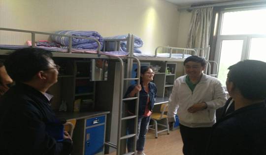 晋书记一行在支教员工的寝室里了解员工们住宿及寝室安全